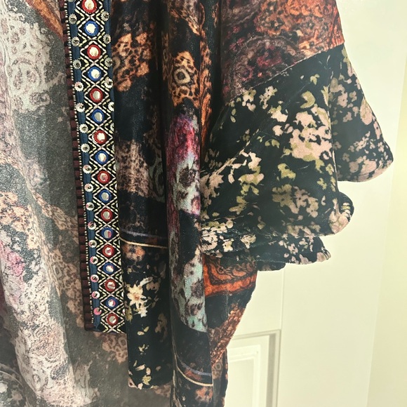 Nigelia Velvet Ruana - Picture 4 of 5